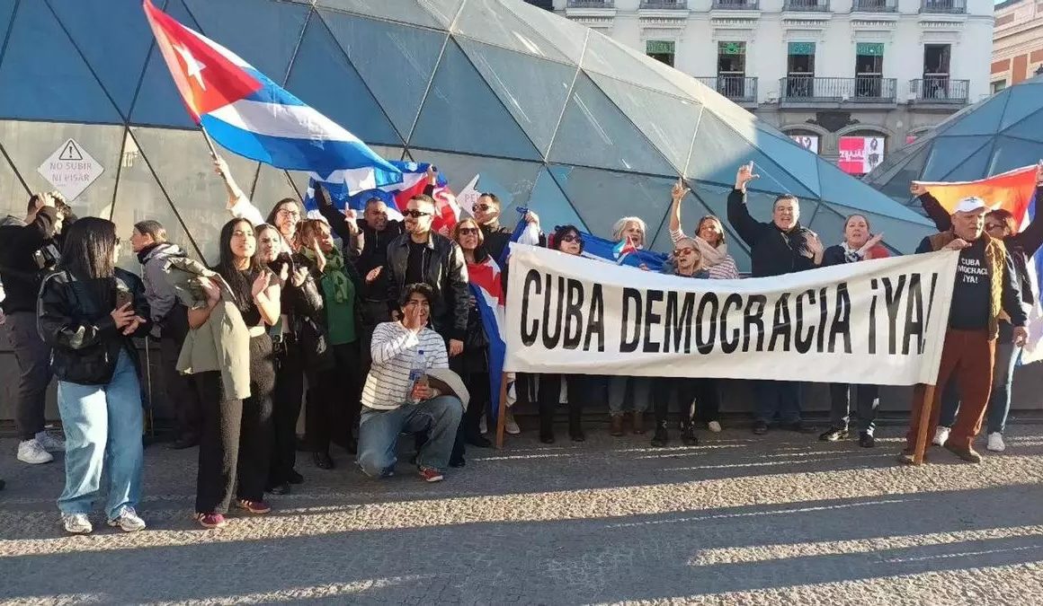 Una concentración similar se llevó a cabo apenas este sábado frente a la embajada de Cuba en Madrid, donde también unos 40 cubanos se manifestaron para denunciar la situación en la Isla. El detonante de esa movilización, al igual que este domingo, fue lo ocurrido en Morón el viernes. Esta serie de protestas se enmarcan en un ciclo creciente de movilizaciones de la diáspora cubana en España durante los primeros meses de 2026. Entre los antecedentes más recientes figura la increpación al canciller Bruno Rodríguez durante su visita a Madrid el 16 de febrero. “Hijo de puta”, “descarado”, “desgraciado”, “traidores a la patria”, “criminales”, fueron algunos de los insultos que le dedicaron a Rodríguez al bajarse de su auto oficial, además de “viva Cuba libre”, “libertad para el pueblo de Cuba” o “libertad para los presos políticos”.