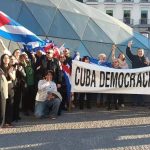 Una concentración similar se llevó a cabo apenas este sábado frente a la embajada de Cuba en Madrid, donde también unos 40 cubanos se manifestaron para denunciar la situación en la Isla. El detonante de esa movilización, al igual que este domingo, fue lo ocurrido en Morón el viernes. Esta serie de protestas se enmarcan en un ciclo creciente de movilizaciones de la diáspora cubana en España durante los primeros meses de 2026. Entre los antecedentes más recientes figura la increpación al canciller Bruno Rodríguez durante su visita a Madrid el 16 de febrero. “Hijo de puta”, “descarado”, “desgraciado”, “traidores a la patria”, “criminales”, fueron algunos de los insultos que le dedicaron a Rodríguez al bajarse de su auto oficial, además de “viva Cuba libre”, “libertad para el pueblo de Cuba” o “libertad para los presos políticos”.